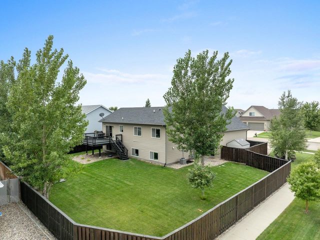 2721 Heritage Dr, Minot, ND 58703