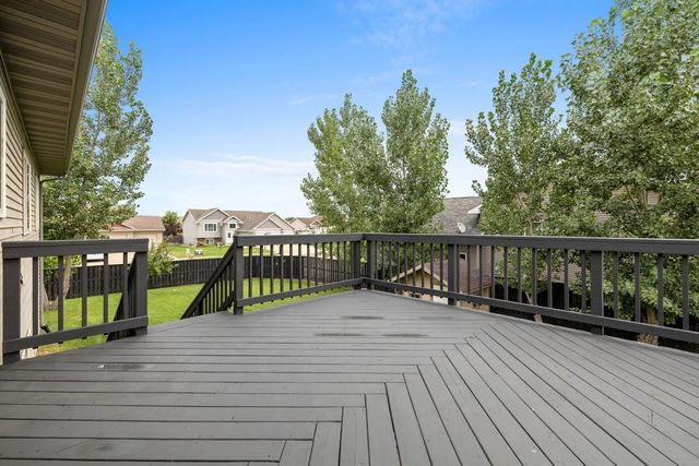 2721 Heritage Dr, Minot, ND 58703