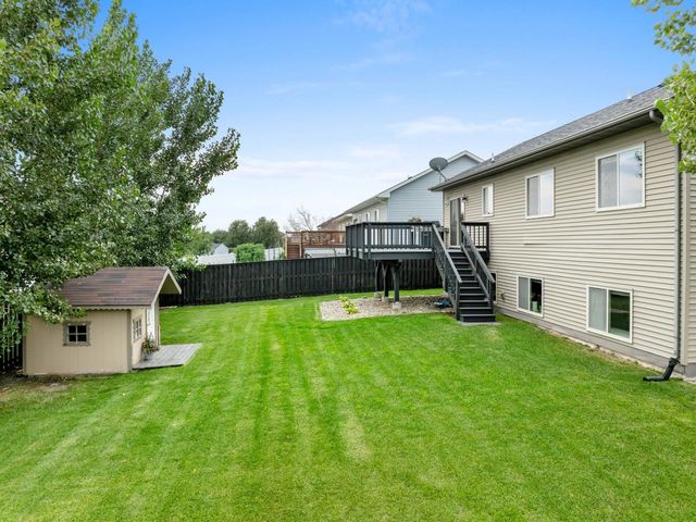 2721 Heritage Dr, Minot, ND 58703