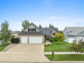 2721 Heritage Dr, Minot, ND 58703