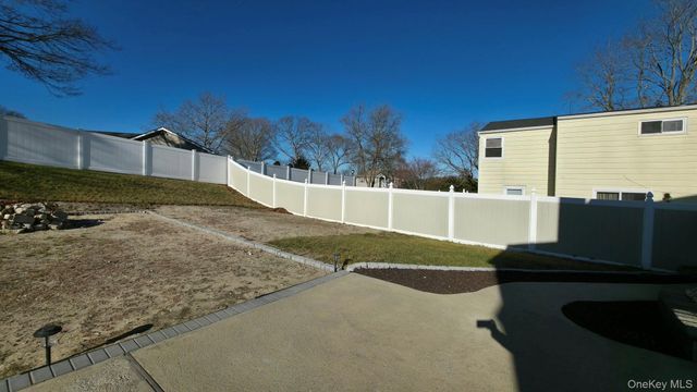 4 Willow Street, Selden, NY 11784