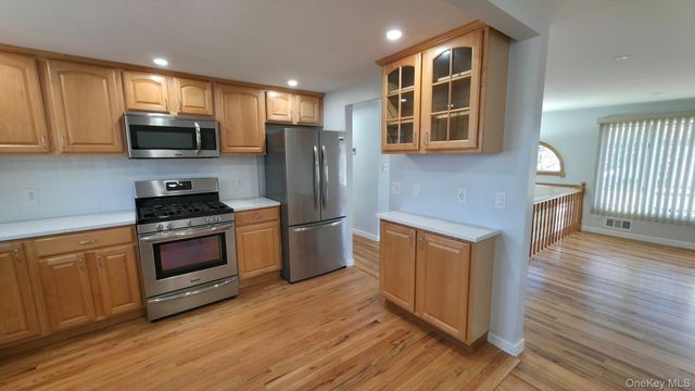 4 Willow Street, Selden, NY 11784