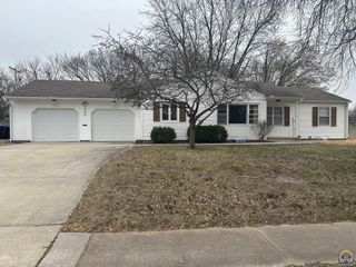2400 SW James ST, Topeka, KS 66614