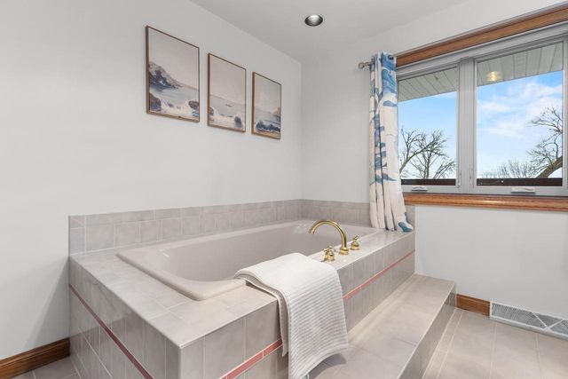 3220 OLD ORCHARD LANE, Oshkosh, WI 54902