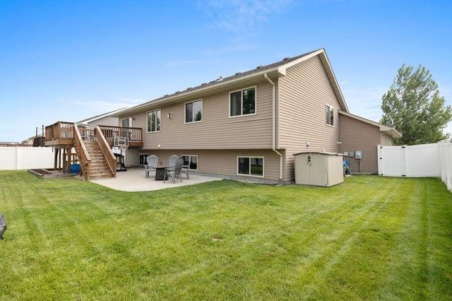 2621 17TH ST NW, Minot, ND 58703