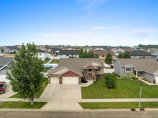 2621 17TH ST NW, Minot, ND 58703