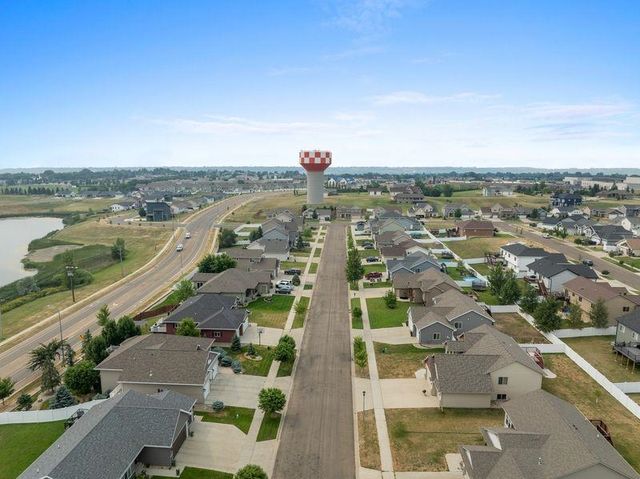 2621 17TH ST NW, Minot, ND 58703