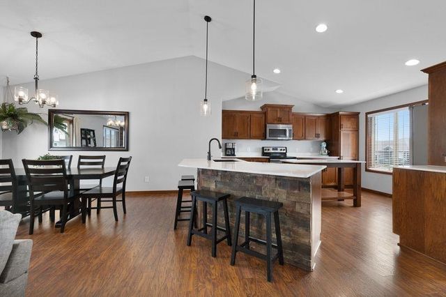 2621 17TH ST NW, Minot, ND 58703