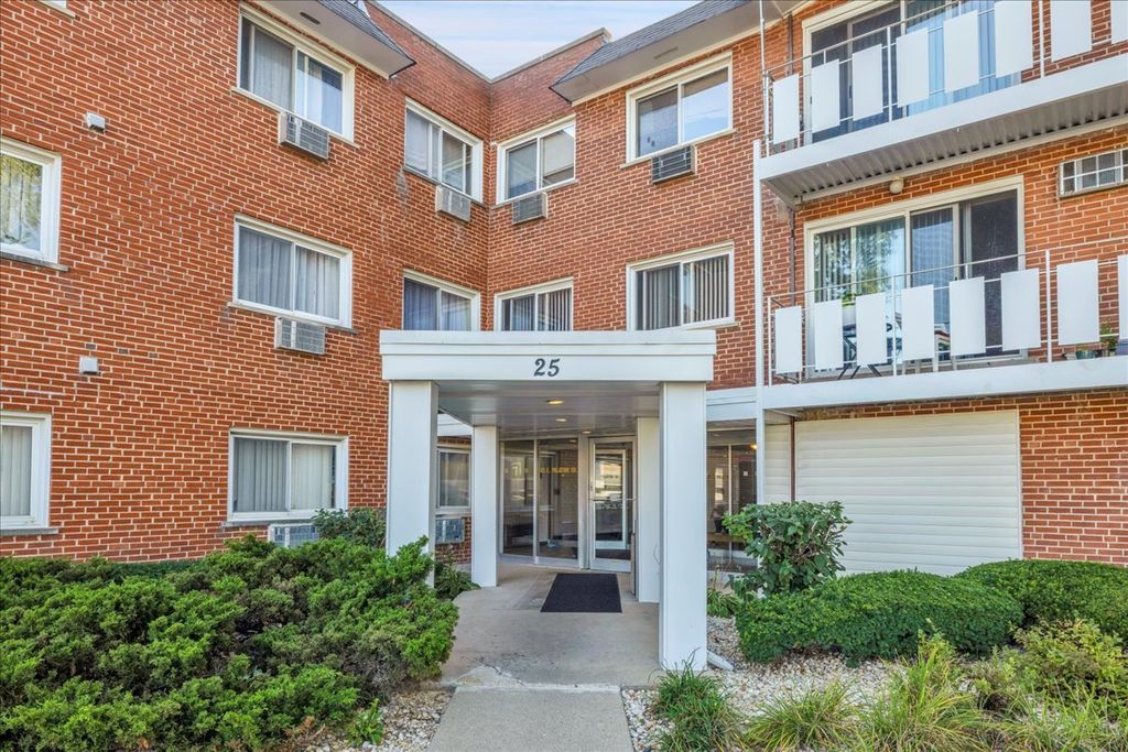 25 E Palatine Road 303, Arlington Heights, IL 60004