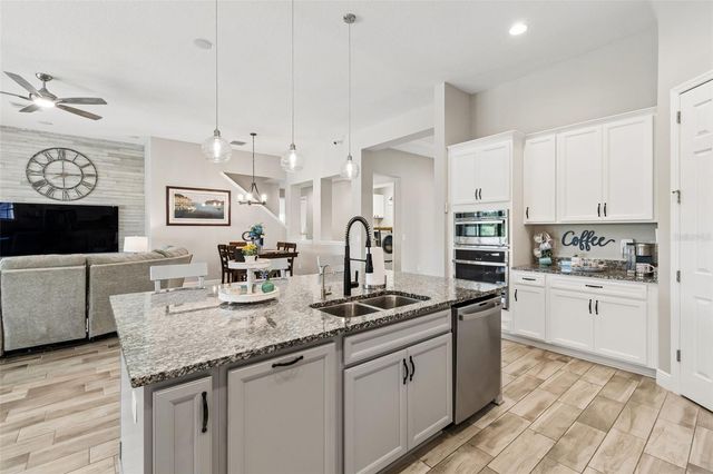 14622 RED CASTLE AVENUE, Lithia, FL 33547