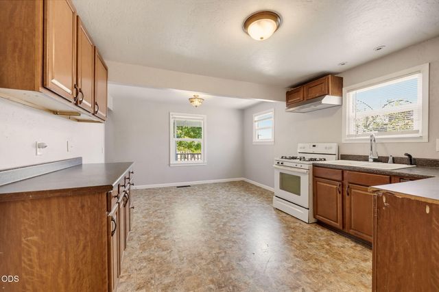 2082 NE Fairview Avenue, Grants Pass, OR 97526