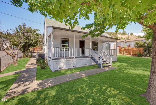 2082 NE Fairview Avenue, Grants Pass, OR 97526