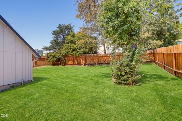 2082 NE Fairview Avenue, Grants Pass, OR 97526