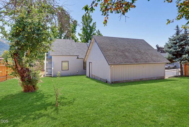 2082 NE Fairview Avenue, Grants Pass, OR 97526