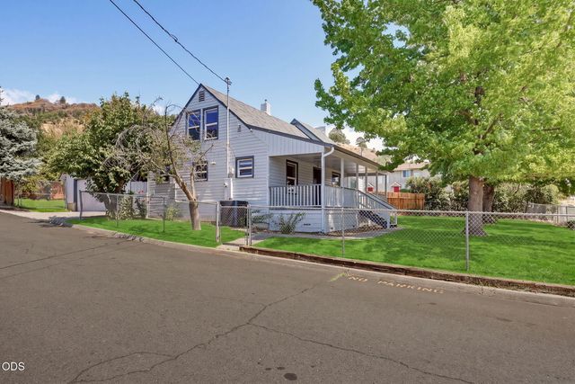 2082 NE Fairview Avenue, Grants Pass, OR 97526