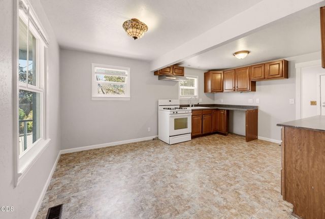 2082 NE Fairview Avenue, Grants Pass, OR 97526