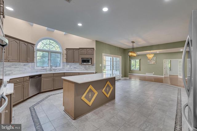 4 STULTS DR, Plainsboro, NJ 08536