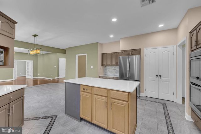 4 STULTS DR, Plainsboro, NJ 08536