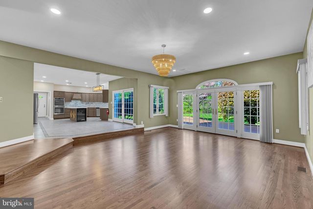 4 STULTS DR, Plainsboro, NJ 08536
