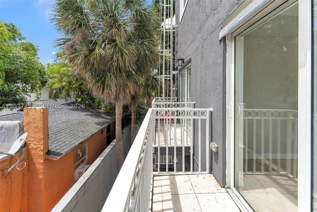 1421 SW 3rd St 208, Miami, FL 33135