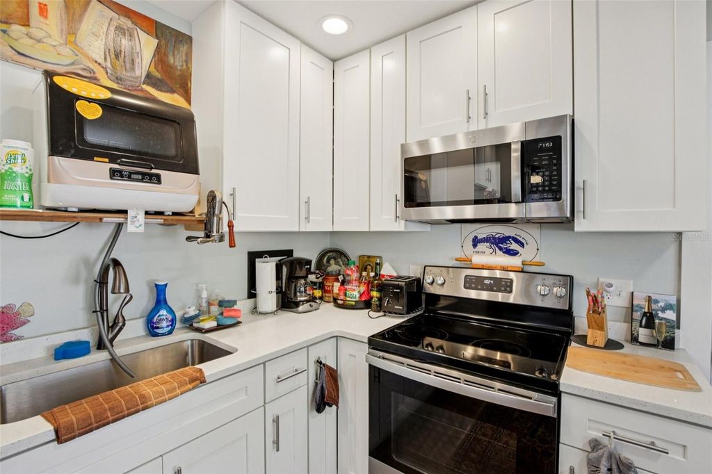 Image 12 of property listing at 1217 11TH AVENUE W, Bradenton, FL 34205