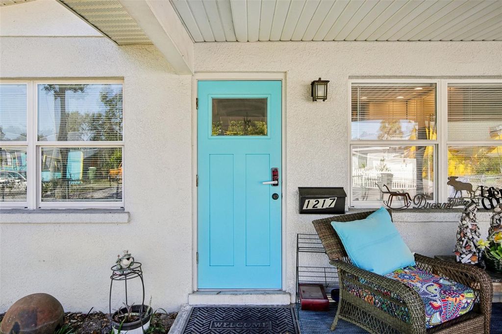 Image 4 of property listing at 1217 11TH AVENUE W, Bradenton, FL 34205