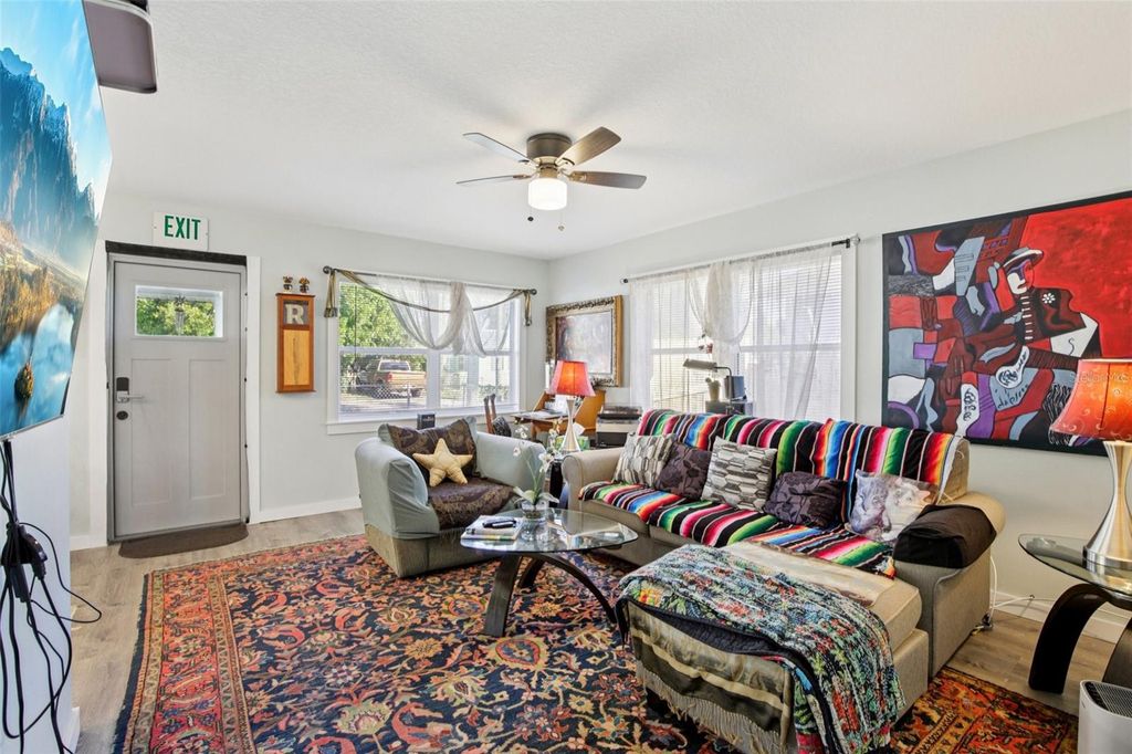 Image 7 of property listing at 1217 11TH AVENUE W, Bradenton, FL 34205