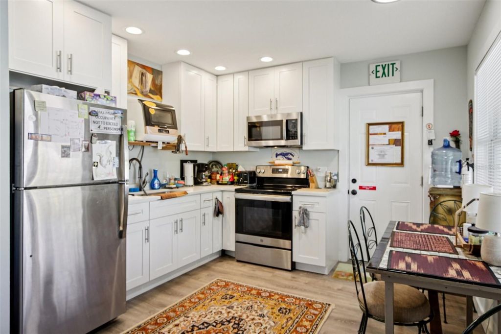 Image 10 of property listing at 1217 11TH AVENUE W, Bradenton, FL 34205