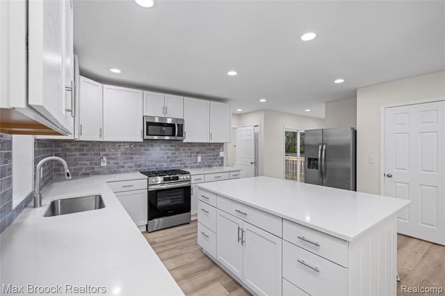 3187 Woodlawn Street, Commerce Twp, MI 48390