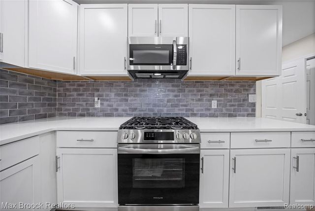 3187 Woodlawn Street, Commerce Twp, MI 48390