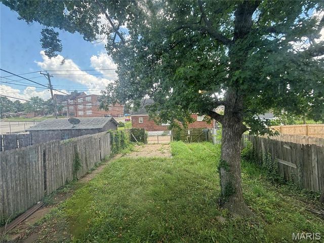 6104 N Pointe Boulevard, St Louis, MO 63147