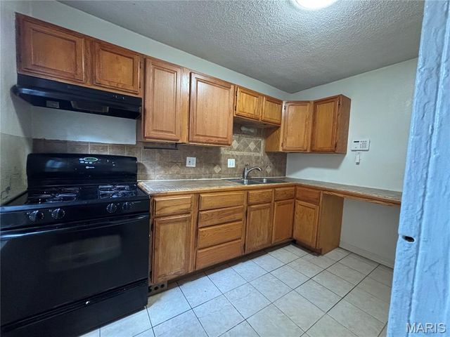 6104 N Pointe Boulevard, St Louis, MO 63147