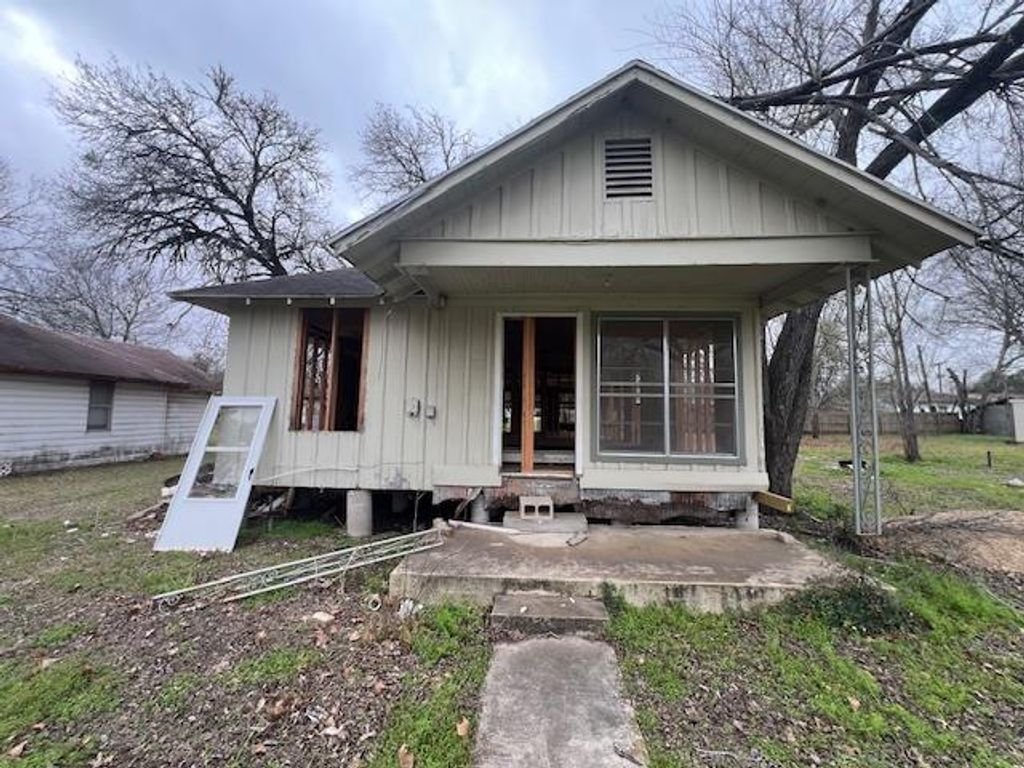 111 W Austin ST, Luling, TX 78648