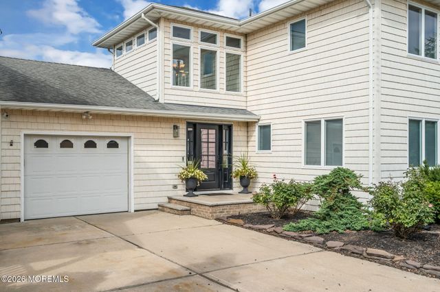 19 Drake Way, Toms River, NJ 08753