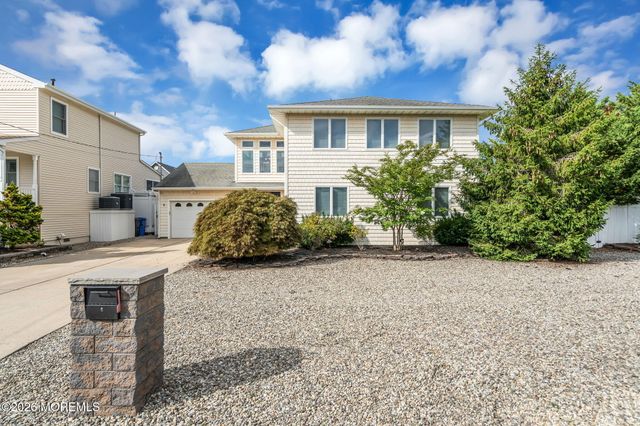 19 Drake Way, Toms River, NJ 08753
