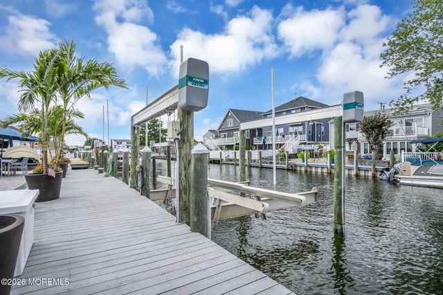 19 Drake Way, Toms River, NJ 08753