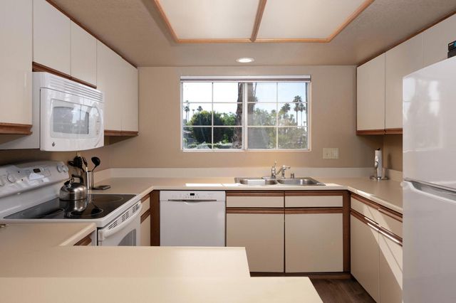 505 S Farrell Drive D18, Palm Springs, CA 92264