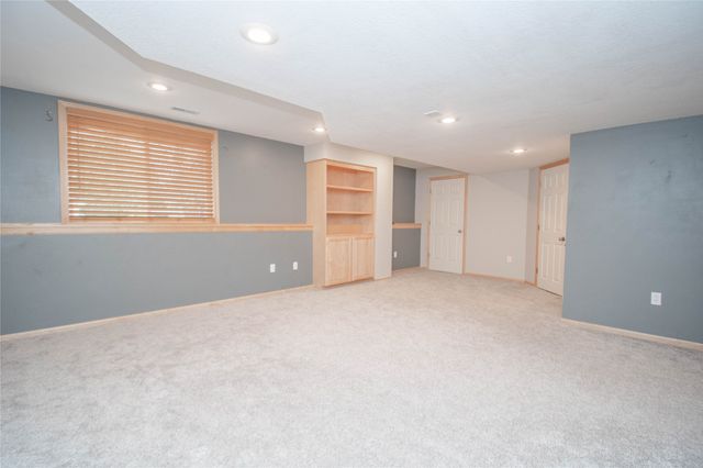 9020 Telford Circle, Johnston, IA 50131
