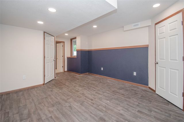 9020 Telford Circle, Johnston, IA 50131