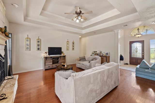 10045 W Cave LOOP, Dripping Springs, TX 78620