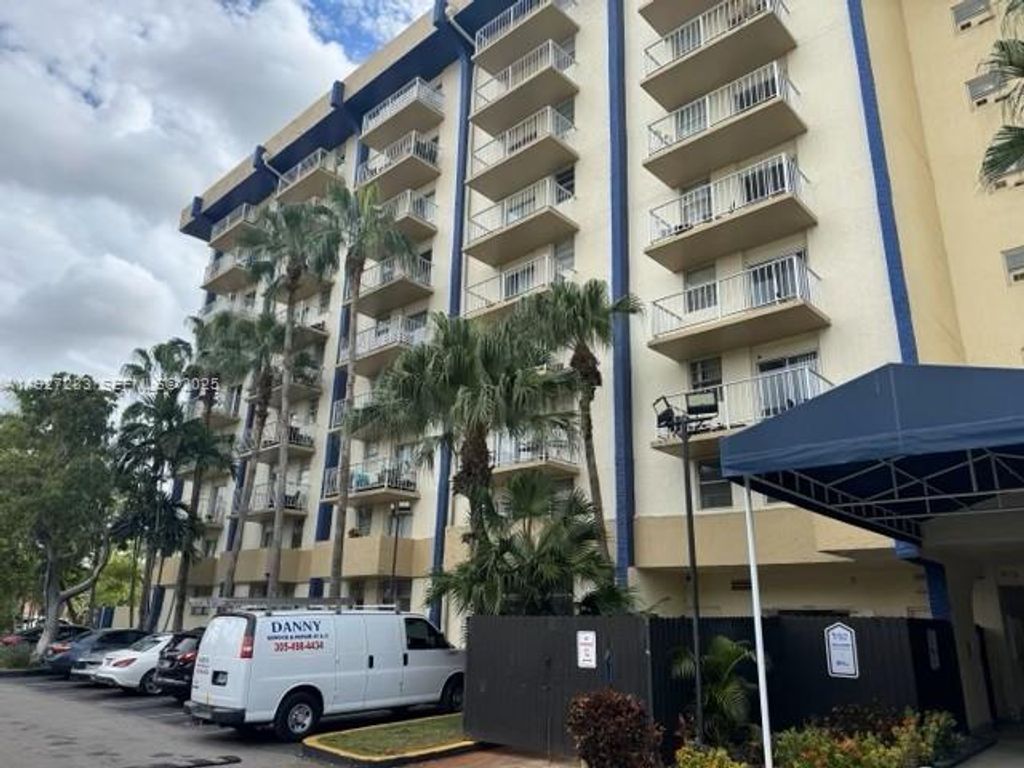 4550 NW 9th St 416E, Miami, FL 33126