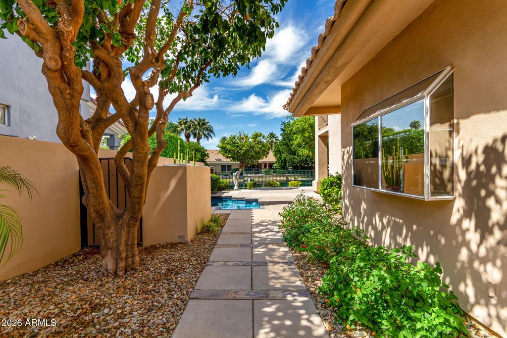 Image 12 of property listing at 5812 W DEL LAGO Circle, Glendale, AZ 85308