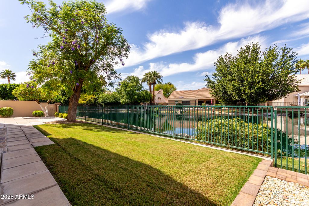 Image 14 of property listing at 5812 W DEL LAGO Circle, Glendale, AZ 85308