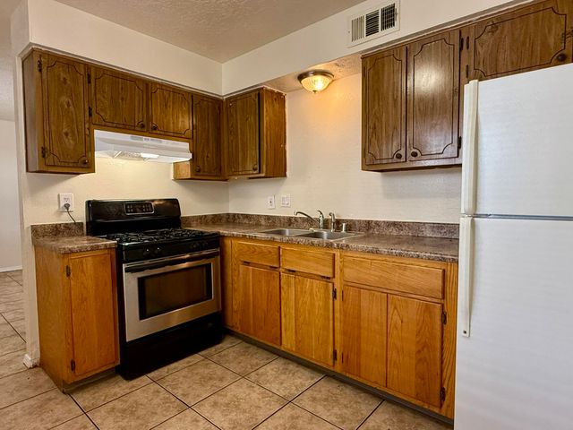 301 Grove Street NE, Albuquerque, NM 87108