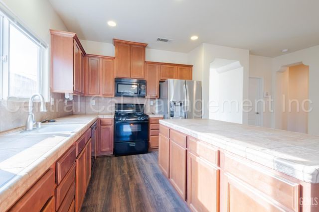 2316 Macau Street, Bakersfield, CA 93313