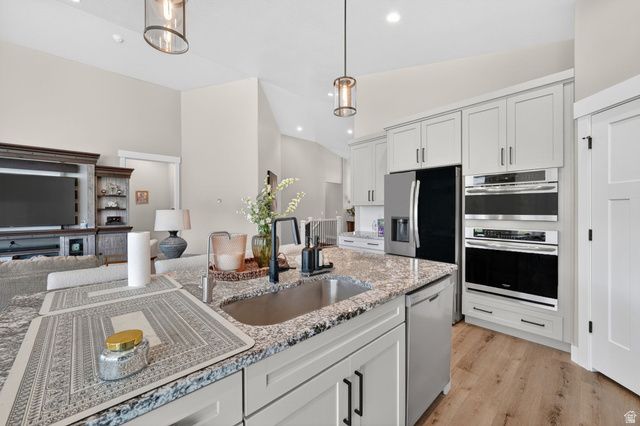 9132 S RIDGE PEAK DR, West Jordan, UT 84081
