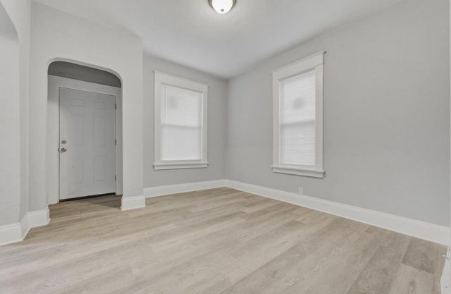 2827 W Grant STREET, Milwaukee, WI 53215