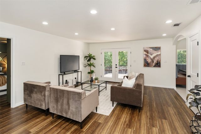 2107 Elmwood Boulevard, Dallas, TX 75224