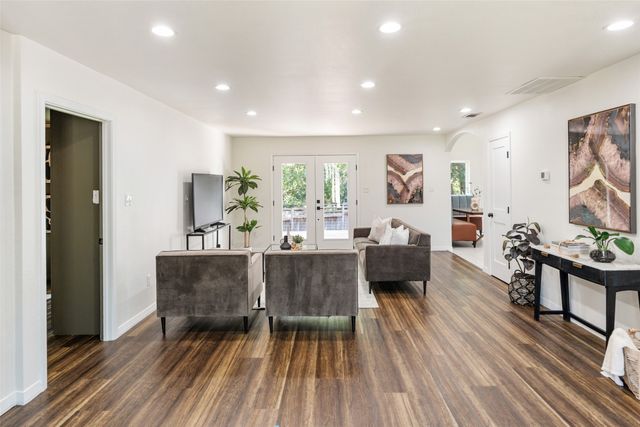 2107 Elmwood Boulevard, Dallas, TX 75224