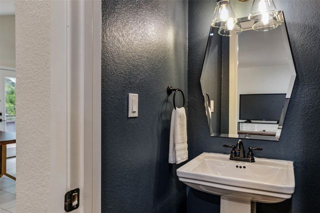 2107 Elmwood Boulevard, Dallas, TX 75224